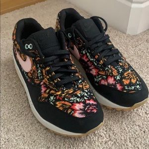 Barely worn Nike Air Max shoes